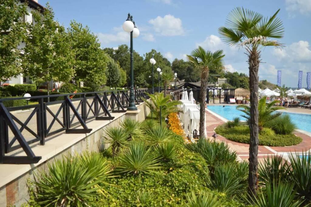 Apartment In The Picturesque Oasis Resort & Spa Лозенец Экстерьер фото