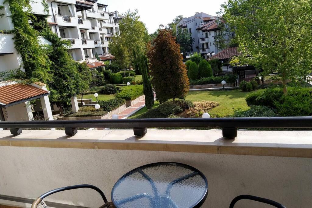 Apartment In The Picturesque Oasis Resort & Spa Лозенец Экстерьер фото