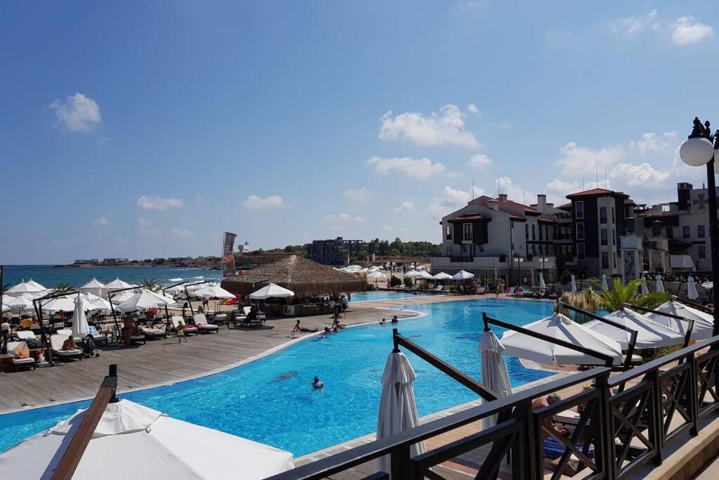 Apartment In The Picturesque Oasis Resort & Spa Лозенец Экстерьер фото