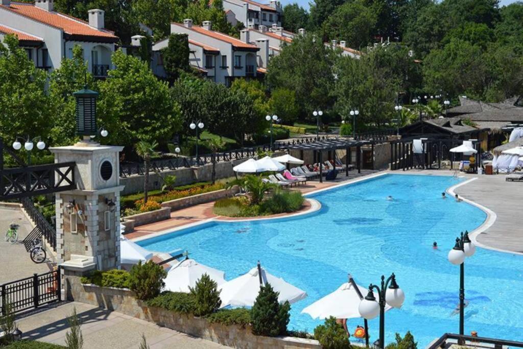 Apartment In The Picturesque Oasis Resort & Spa Лозенец Экстерьер фото