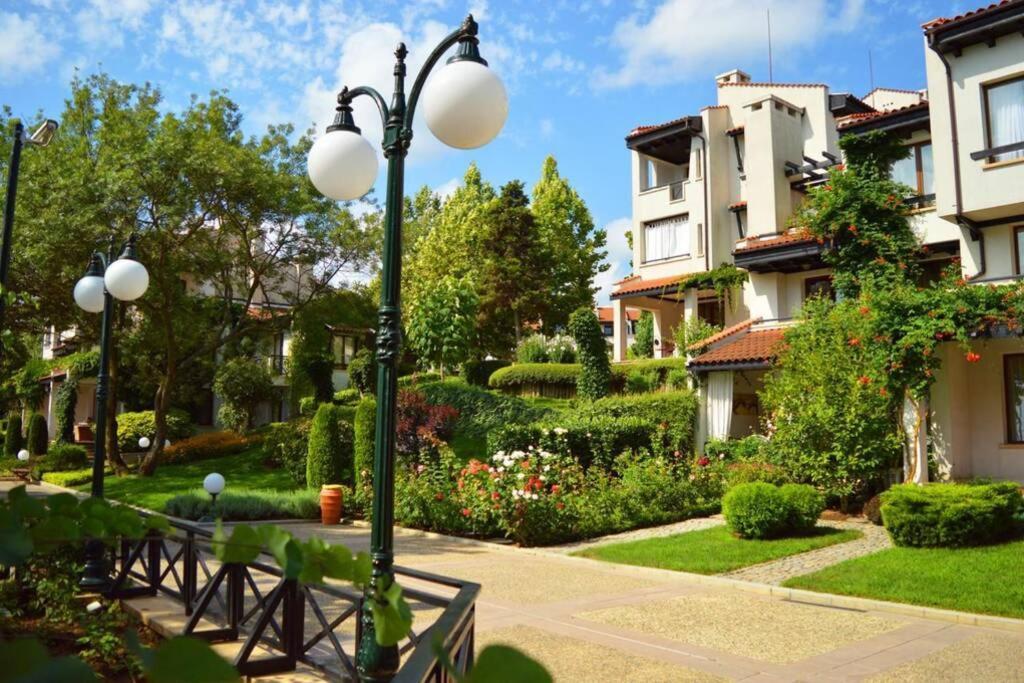 Apartment In The Picturesque Oasis Resort & Spa Лозенец Экстерьер фото